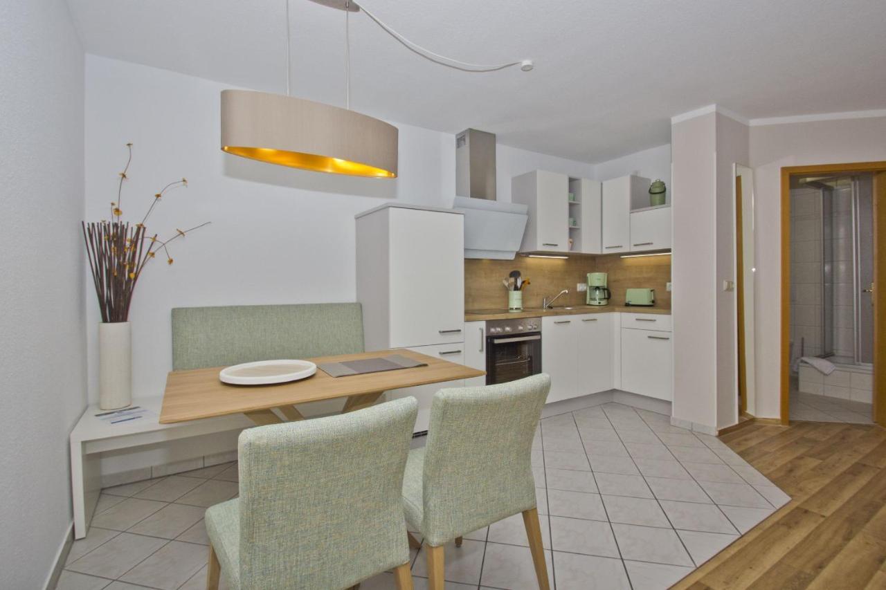 Ferienwohnung Mit Balkon, Gratis Nutzung Vom Ahoi Erlebnisbad Und Sauna In Sellin - Haus Strandeck Fewo 07 Гьорен Стая снимка